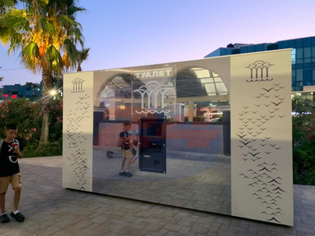 10 зеркальных общественных туалетов появятся в Сочи: восемь уже установлены