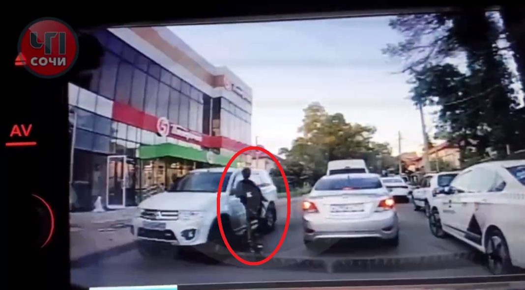 ЧП на улице Гастелло: ребенок на самокате влетел в машину в Сочи