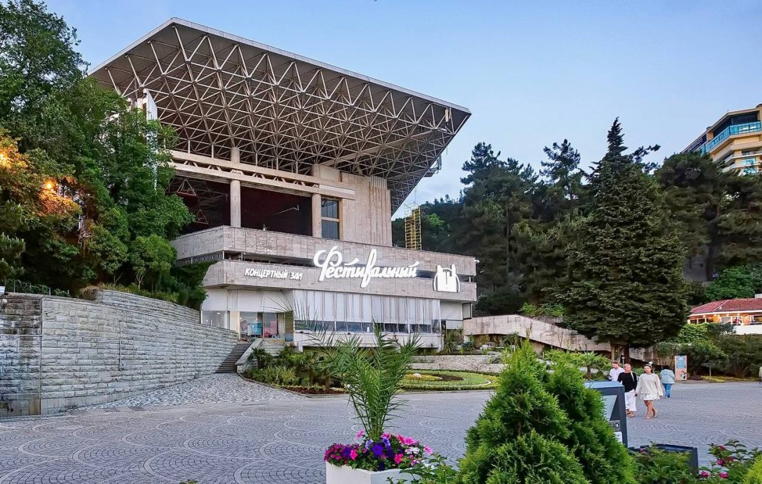 Кино, концерты и выпускной: «Фестивальный» собрал более 100 тысяч зрителей в юбилейный сезон