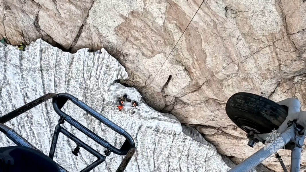 ЧП на вершине Фишта: 50-летний житель Адыгеи получил серьезные травмы, упав в трещину ледника