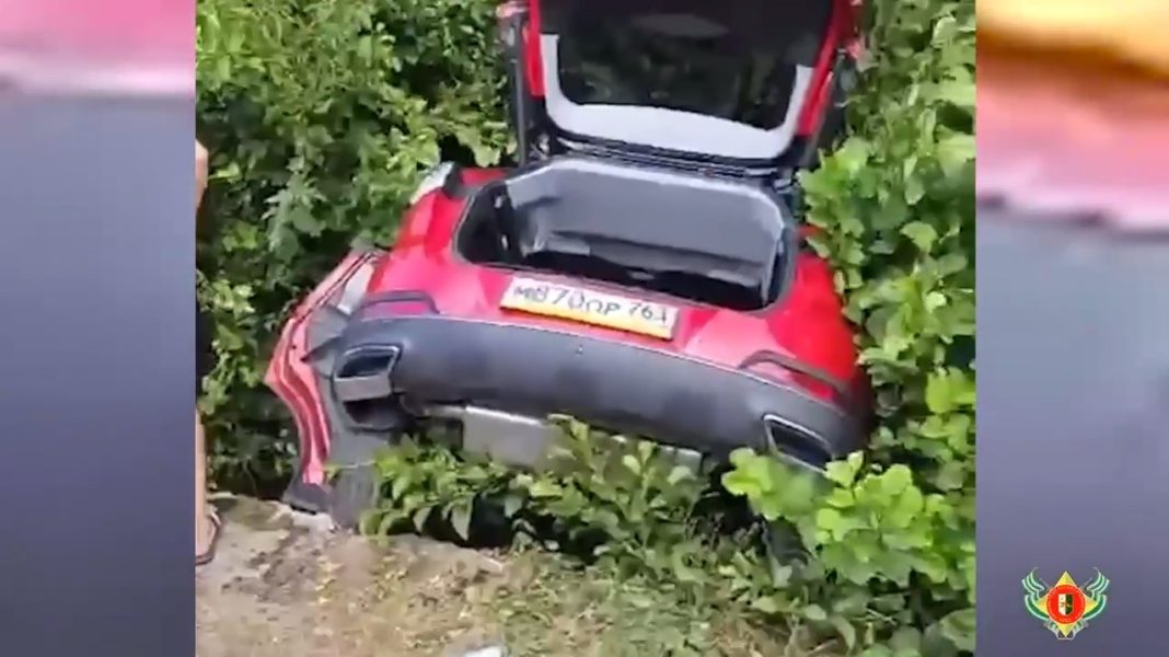 Пассажирский микроавтобус столкнулся в Абхазии с авто россиян