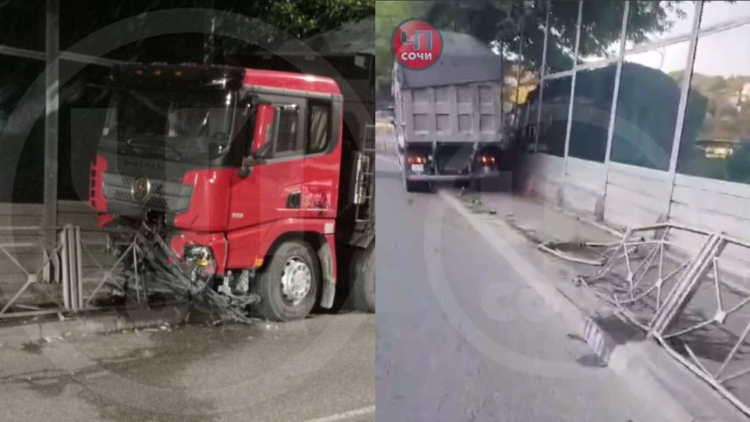 Авария в Сочи: груженый самосвал пробил ограждение и выехал на тротуар