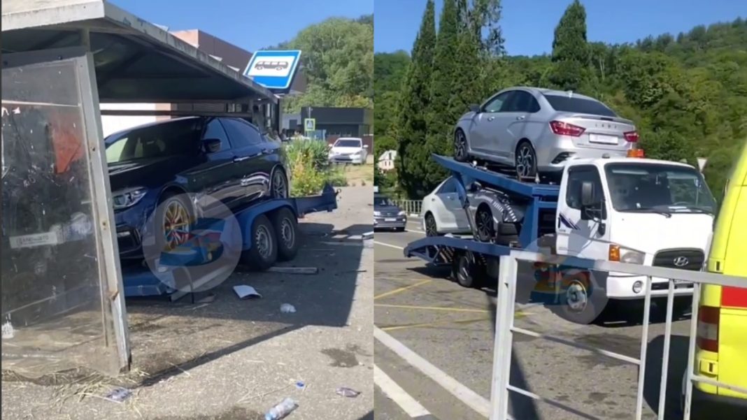 Прицеп с автомобилем врезался в остановку в Сочи, пострадали два человека