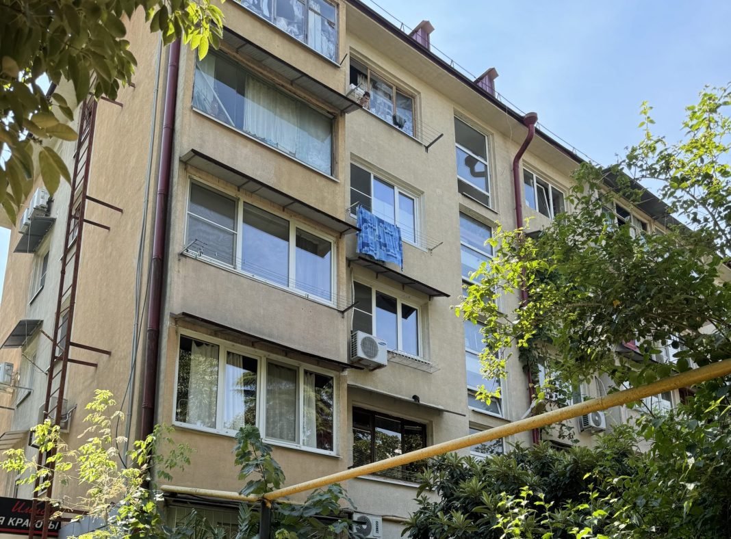 Сочинка фиктивно прописала в «резиновой» квартире 62 иностранца: что ей грозит