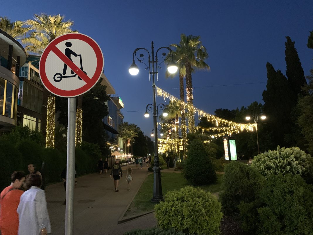 Жесткие меры для самокатчиков: в Сочи заблокировали 1,7 тыс. аккаунтов за нарушение правил езды