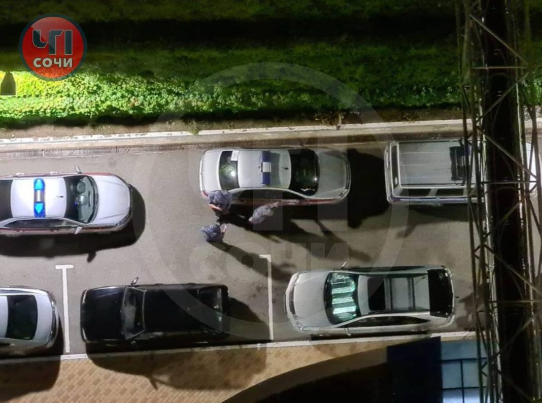 Гром среди ночного неба: мужчина открыл стрельбу из окна своей квартиры в Адлере