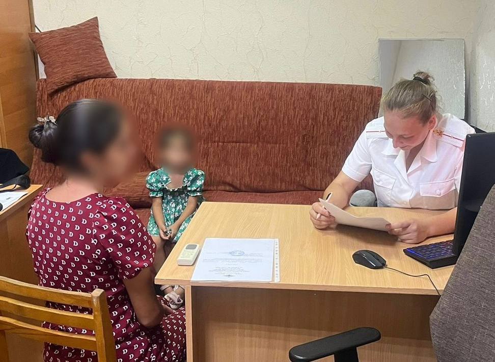 Полиция отобрала 2 детей у горе-матери: попрошайка ходила по трассам Сочи, собирая милостыню