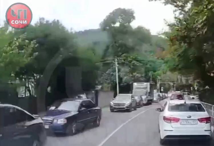 Автомобилист в Сочи не пропустил карету скорой помощи и показал неприличный жест