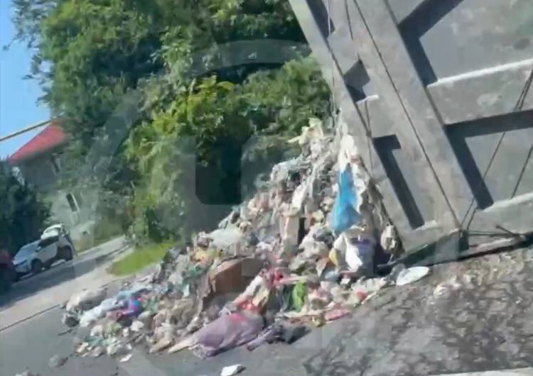 Груженный мусоровоз перевернулся на трассе в Сочи: что известно о пострадавших