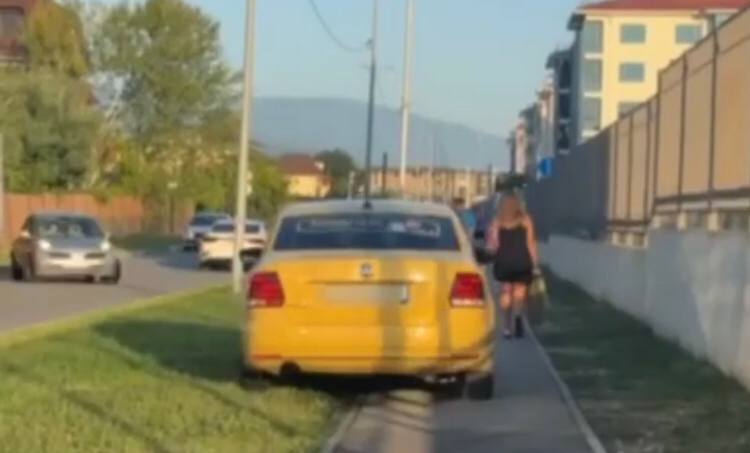 Разъезжавшего по тротуару таксиста задержали в Сириусе