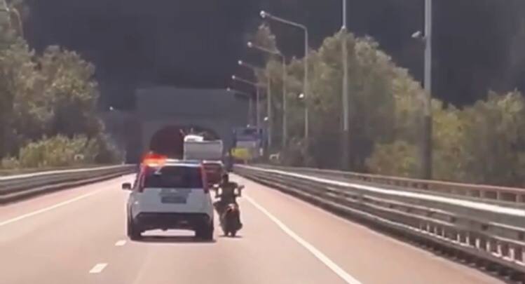 Дерзкий мопедист столкнулся с машиной, в которой ехали полицейские Сочи: его ждет суд