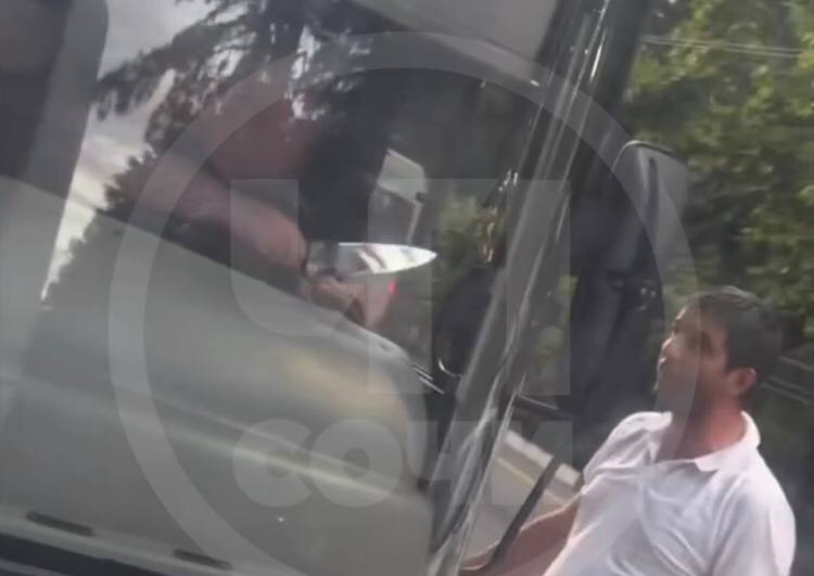 Водитель автобуса в Сочи размахивал кухонным ножом у лица своего коллеги