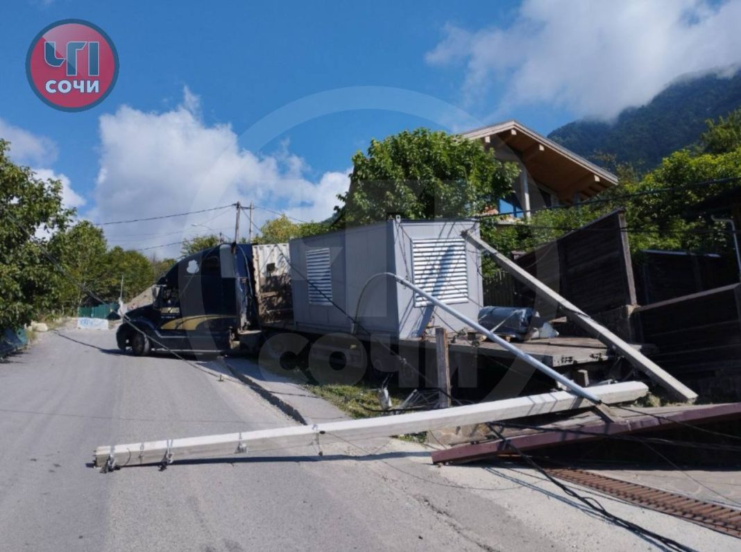 Фура снесла опору линии электропередачи на улице Ачишховской: когда вернут свет