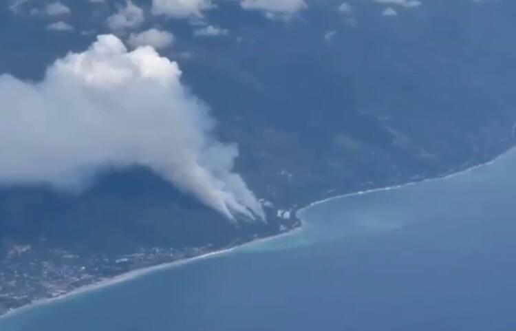 Дым от огромного пожара в Абхазии заметили в Сочи: подробности к этому часу