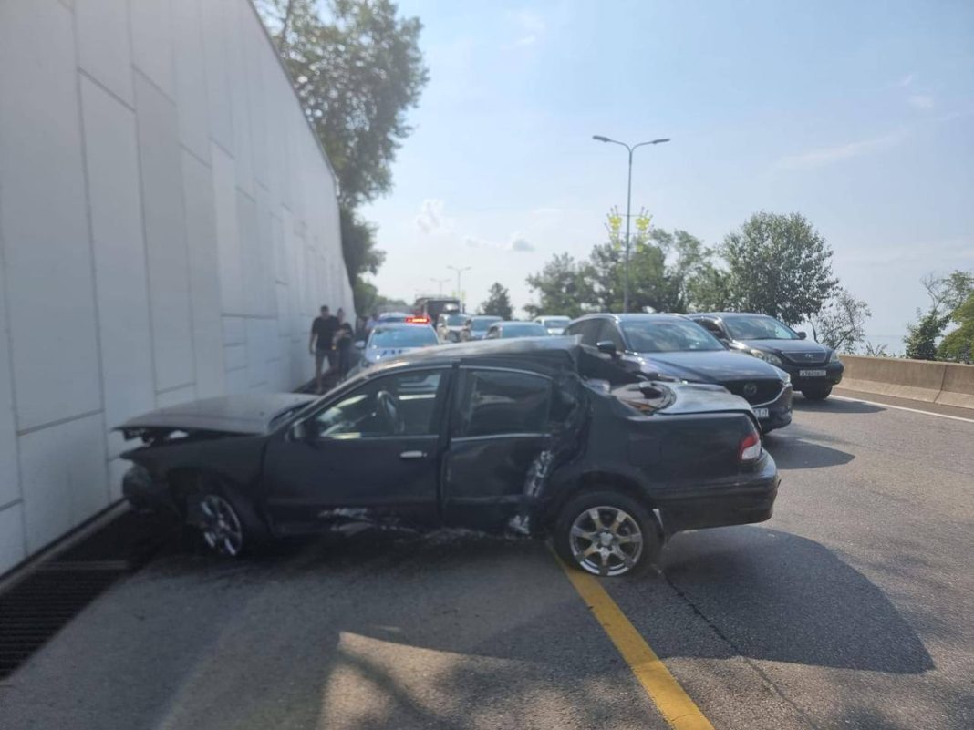 Массовая авария в Сочи: шесть иномарок и столб пострадали в ДТП