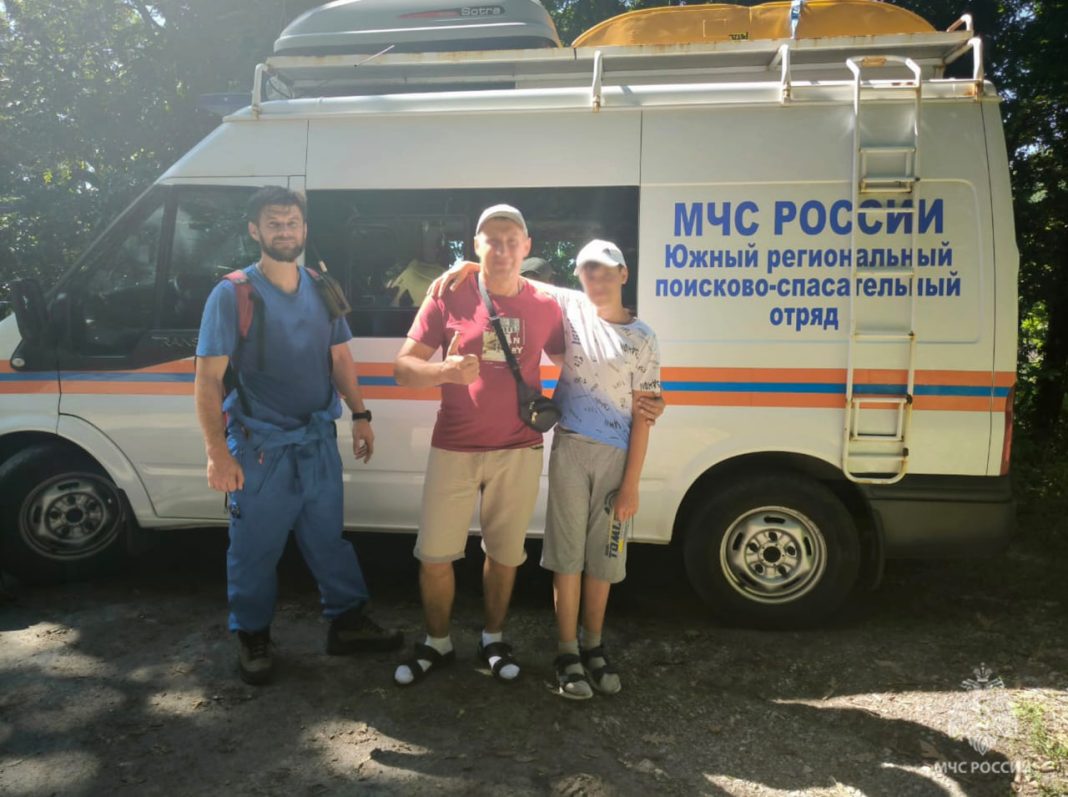 Отец с 13-летним сыном заблудились в лесу Сочи