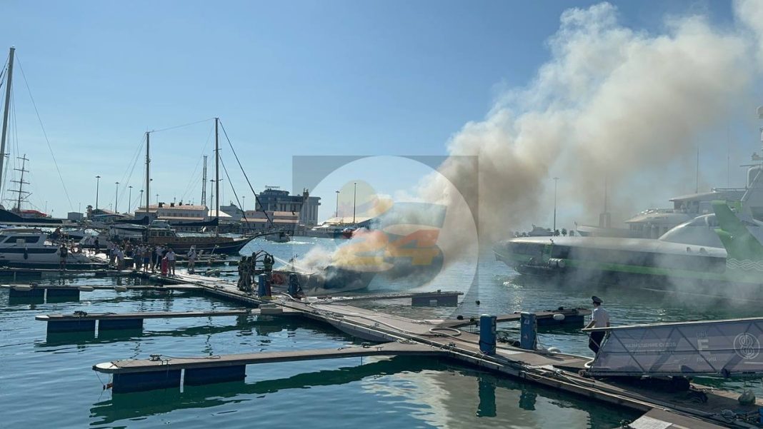 Пожар на яхте в сочинском морском порту оперативно потушили — видео