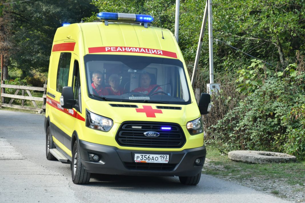 Неизвестный водитель сбил двух пешеходов на переходе в Сочи и скрылся