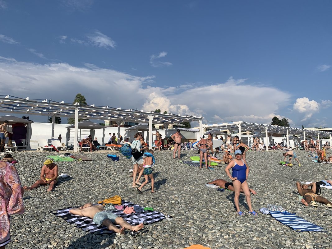 Забросала камнями: пьяная жительница Ульяновска напала на охранников пляжа в Сочи