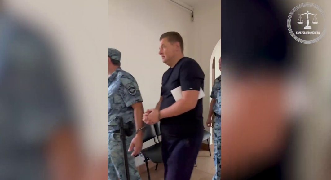 Суд арестовал экс-советника бывшего мэра Сочи по делу о взяточничестве за места на кладбищах