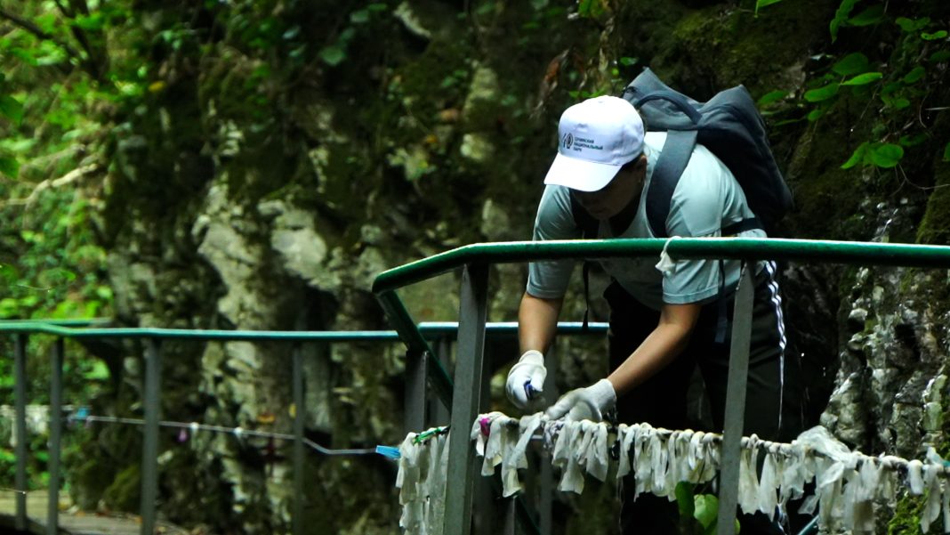 В Сочинском нацпарке выбросили 50 килограммов «ленточек желаний»