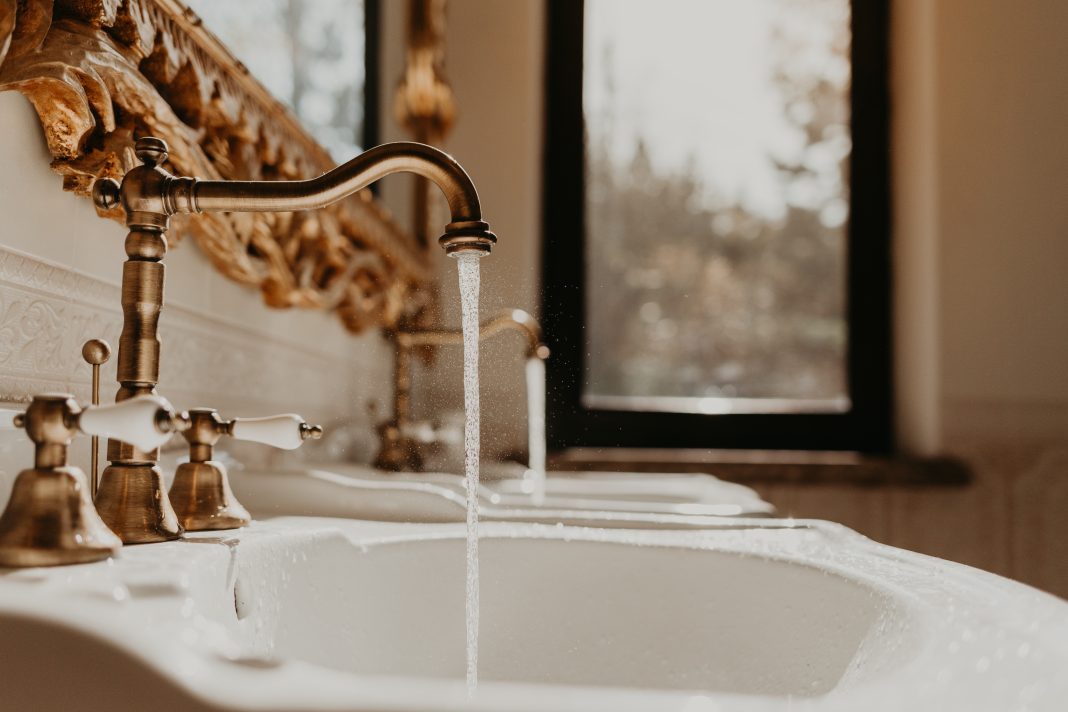 Жители Сочи задолжали за воду 17 млн рублей: неплательщиков начнут наказывать