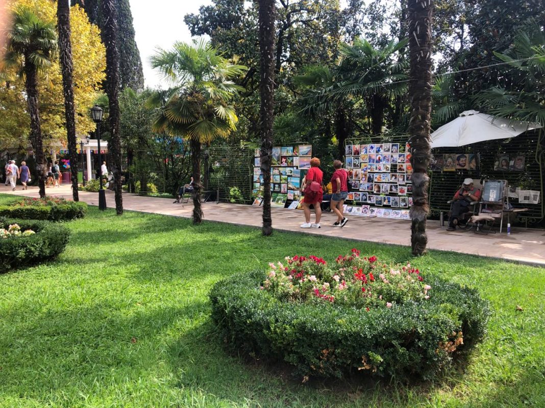 Парк «Ривьера» проведет бесплатные мероприятия для пенсионеров Сочи, но есть важная деталь