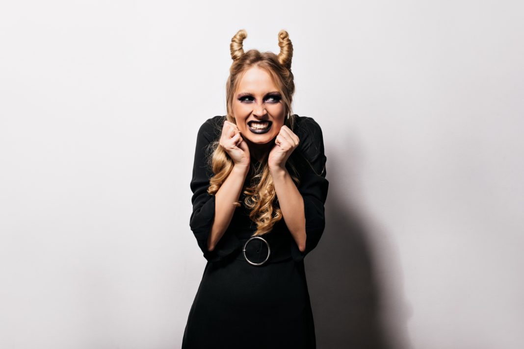 Сорвиголовы в деле: в Сочи пьяная туристка упала с волнореза, а горожанка сломала ногой водительское зеркало