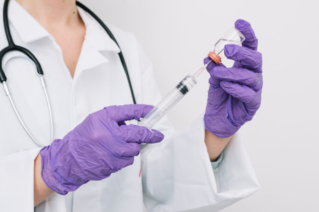 Пункт бесплатной вакцинации против сезонного гриппа открылся на площади Флага в Сочи