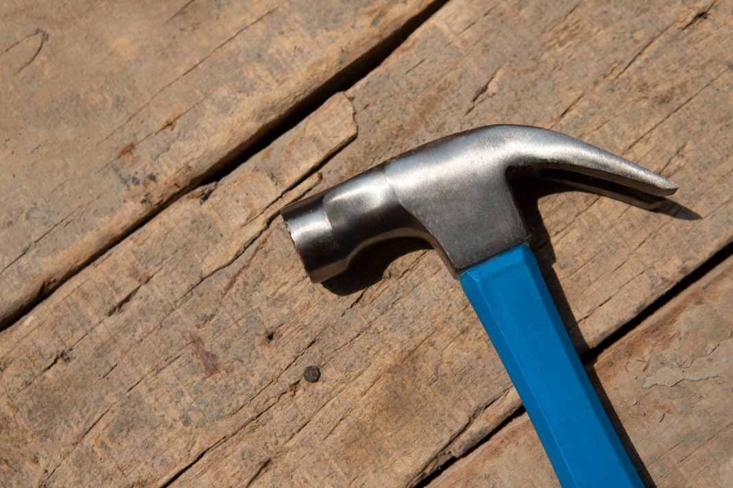 Без охраны и турникетов: в Иркутской области школьник пронёс молоток в школу и напал детей