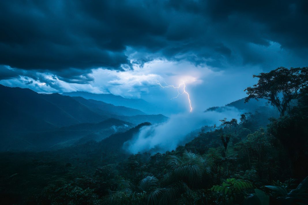 Гроза в горах Сочи: ряд подъёмников и аттракционов закрылись по погодным условиям