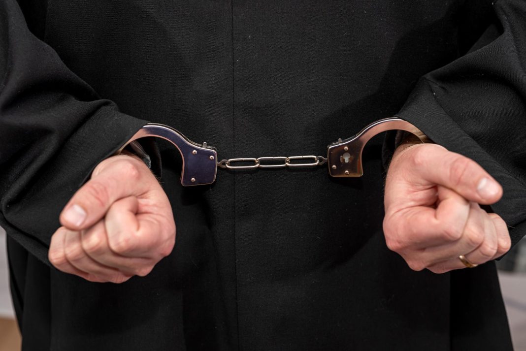 Полиция Сочи схватила афериста-арендодателя, который обманул 25 человек