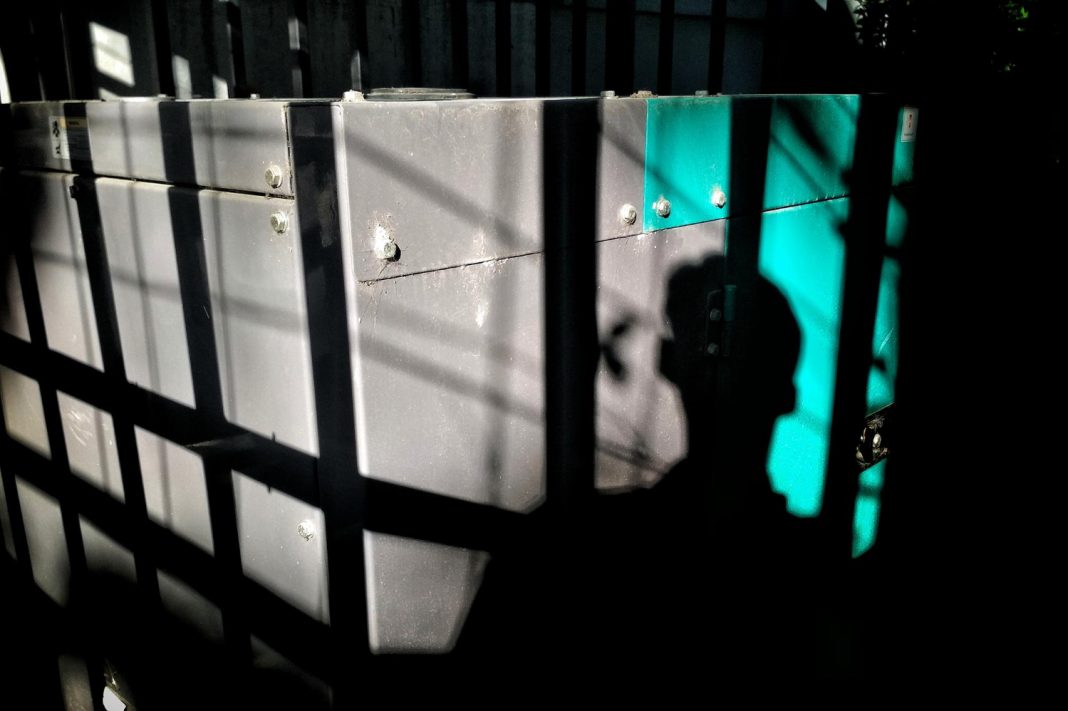 Тайный контроль и GPS-трекер: в Сочи мужчину обвиняют в незаконной продаже устройства для слежки