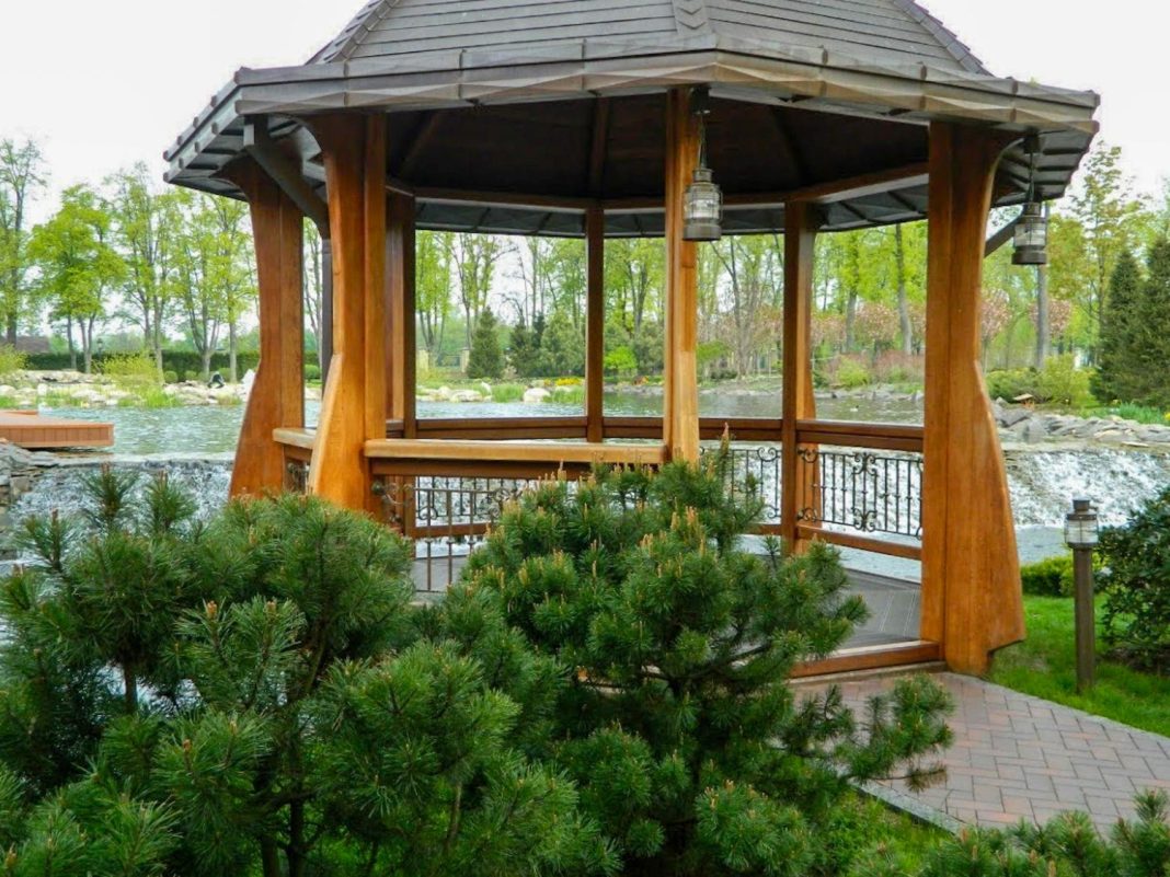 Обещал изготовить беседку для загородного дома, а сам похитил деньги: в Сочи полиция наказала афериста