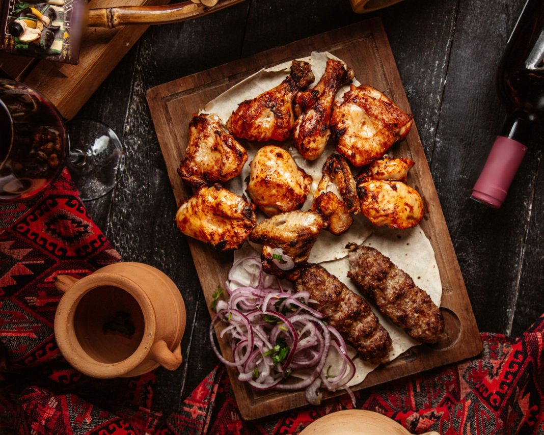 673 тонны шашлыка и 790 тысяч хачапури съели туристы в Сочи за это лето