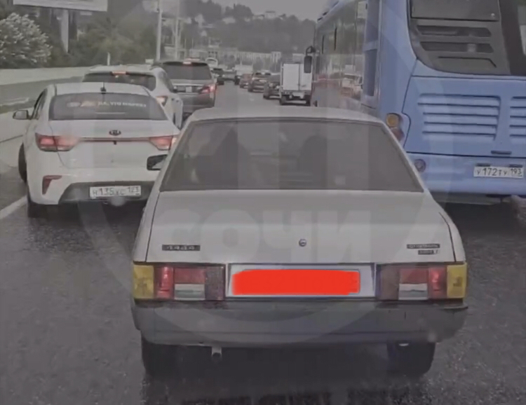 Автомобилист отказался пропускать карету скорой помощи в Сочи: инцидент попал на видеорегистратор