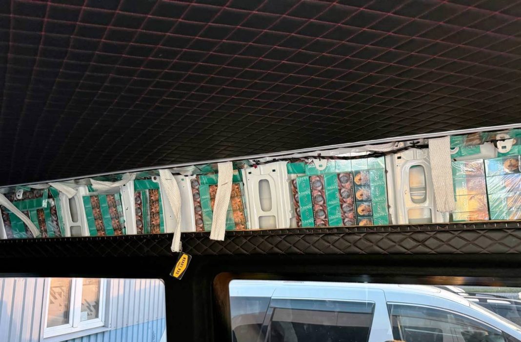 Тайник под крышей: в Сочи задержан Mercedes с 48 тысячами контрабандных сигарет