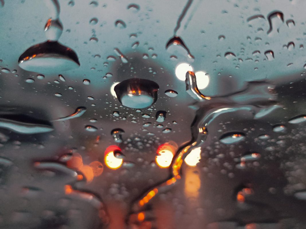 Прогнозы начали претворяться в жизнь: в Сочи сообщили о «плывущих» дорогах и снежной крупе