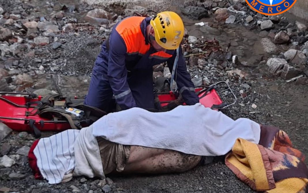 Спасатели в Сочи пришли на помощь пожилому мужчине: пенсионер упал с 4-метровой высоты в реку