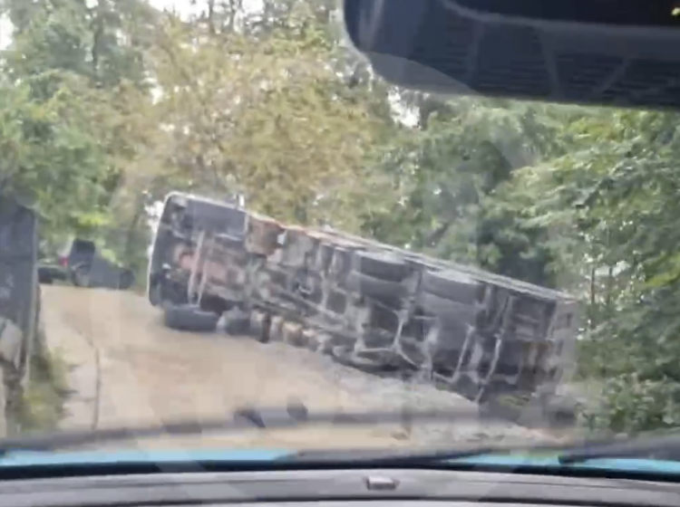 Груженный самосвал перевернулся на улице Шоссейной в Сочи: кто пострадал