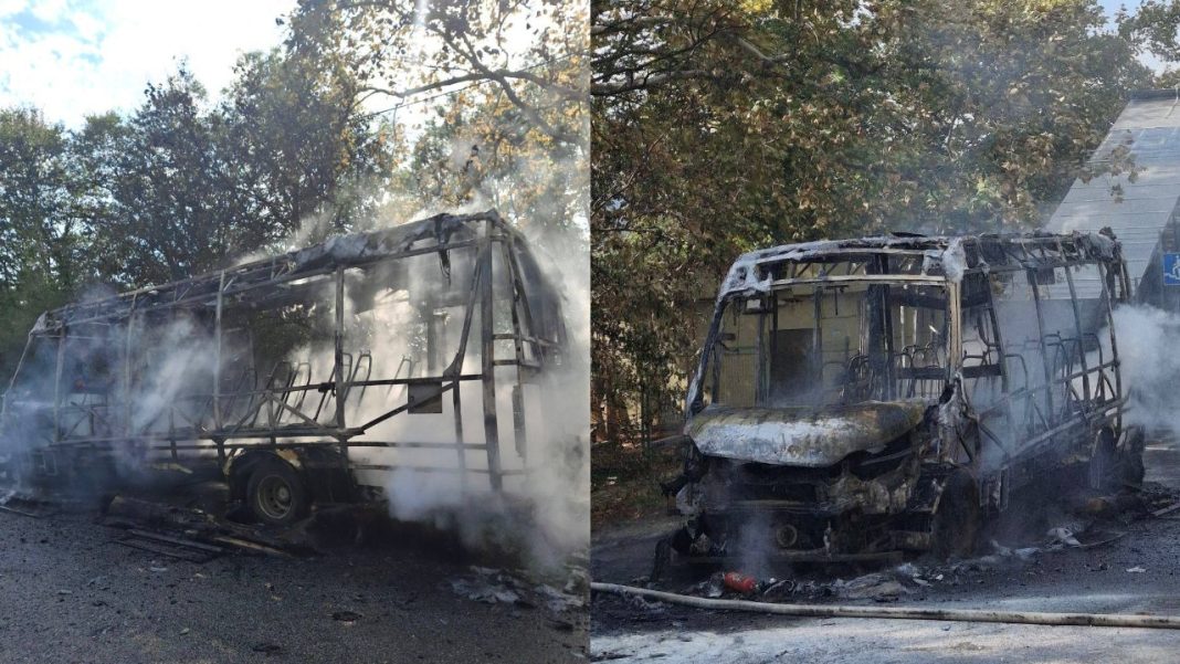 Микроавтобус сгорел дотла на въезде в Сочи: огонь вспыхнул на ходу