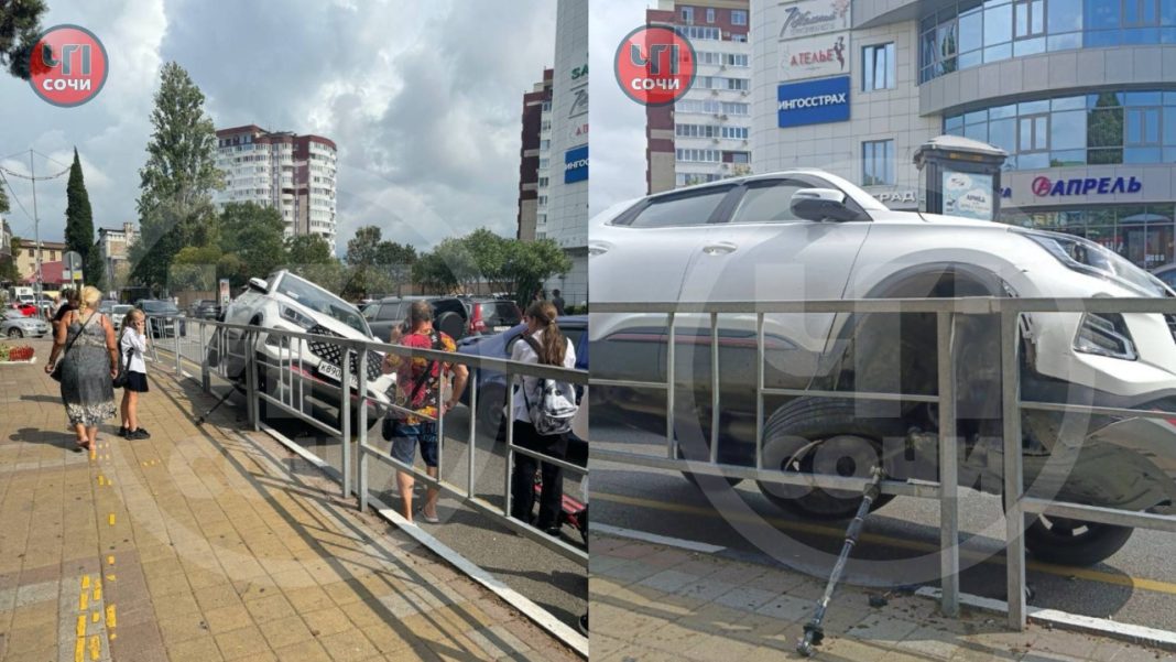 Пробка до Ривьеры: кроссовер повис на ограде в центре Сочи