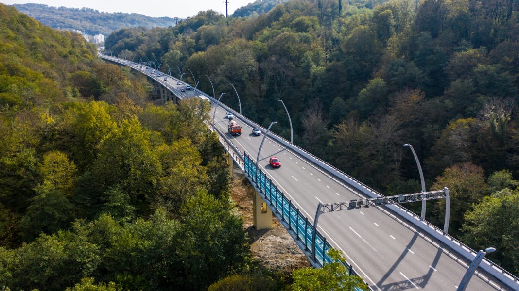 На Дублере Курортного проспекта в Сочи ограничат движение из-за ремонта
