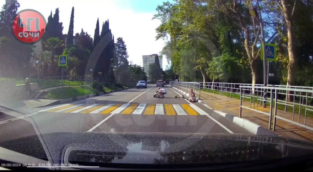 Подростки на электросамокатах сбили женщину: она переходила дорогу на улице Виноградной