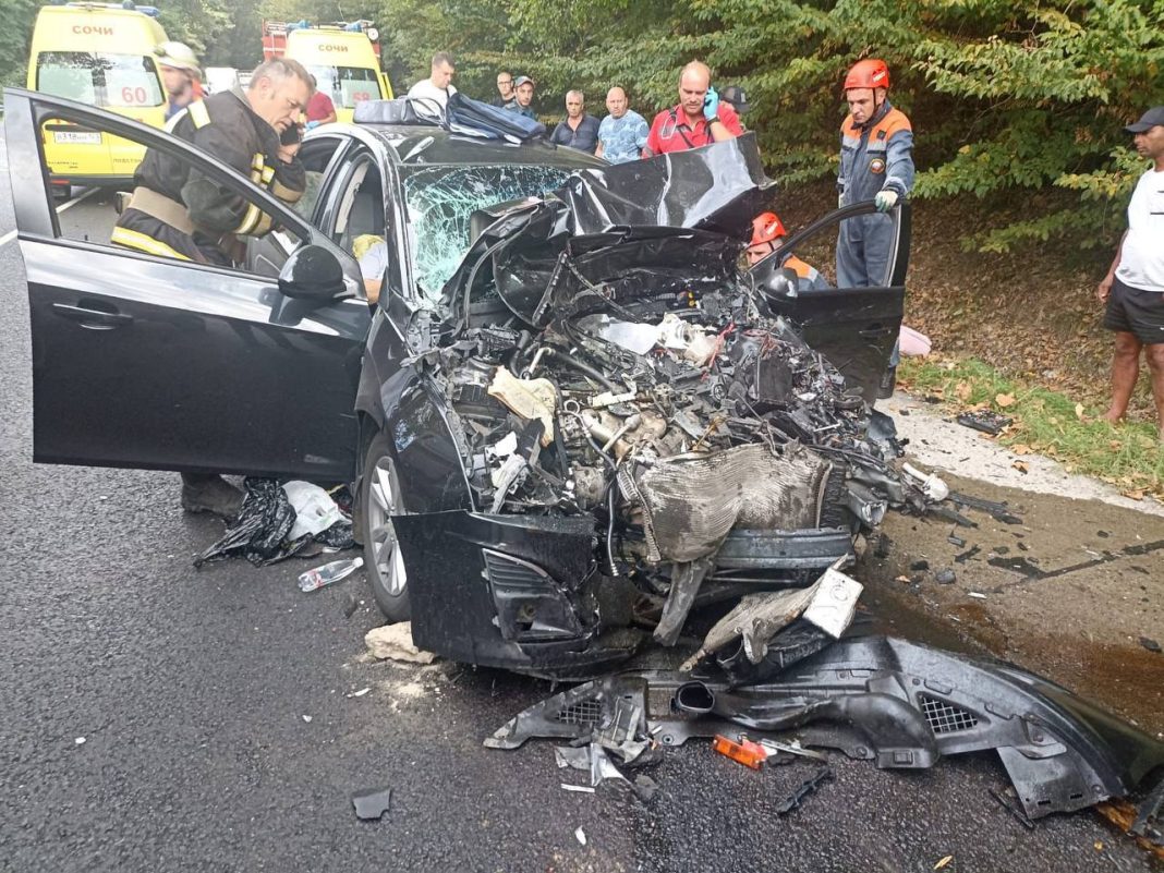 Страшная авария унесла жизни двух человек: ДТП произошло в Лазаревском районе Сочи