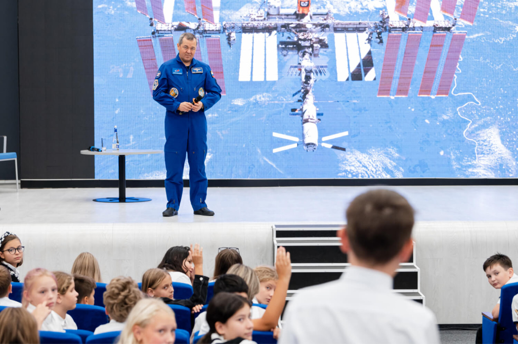 Жители Сочи побывали на встрече с космонавтом Олегом Скрипочкой