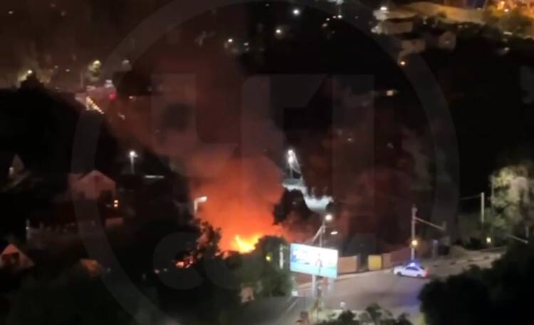 Его поглотило пламя: двухэтажный дом сгорел дотла в Центральном районе Сочи