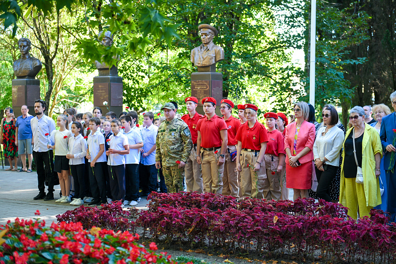 День воссоединения с новыми регионами отмечают во всех районах Сочи