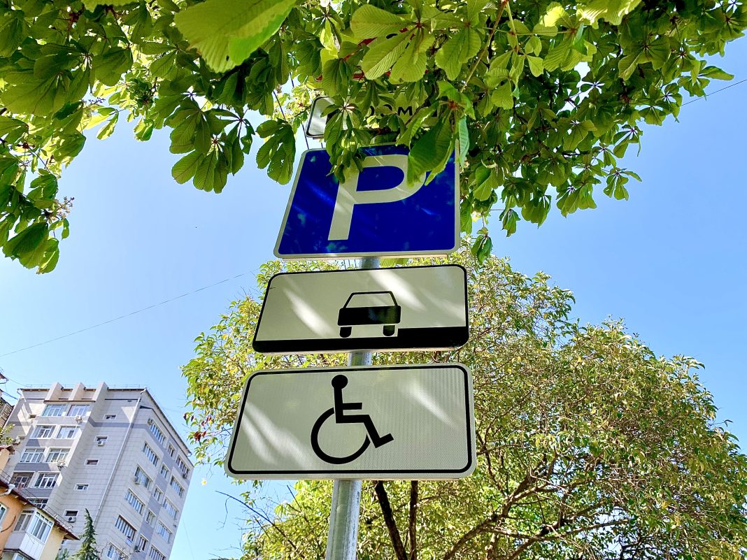 Больше 950 водителей в Сочи заняли парковки для инвалидов, не имея на это права