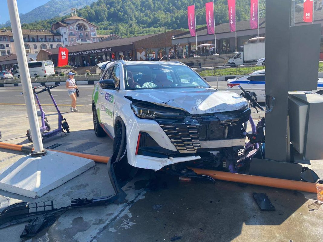 В Сочи кроссовер каршеринга сбил двух пешеходов на тротуаре